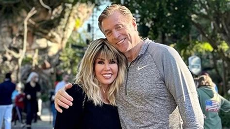 Marie Osmond debuts her new look in rare photo with husband。